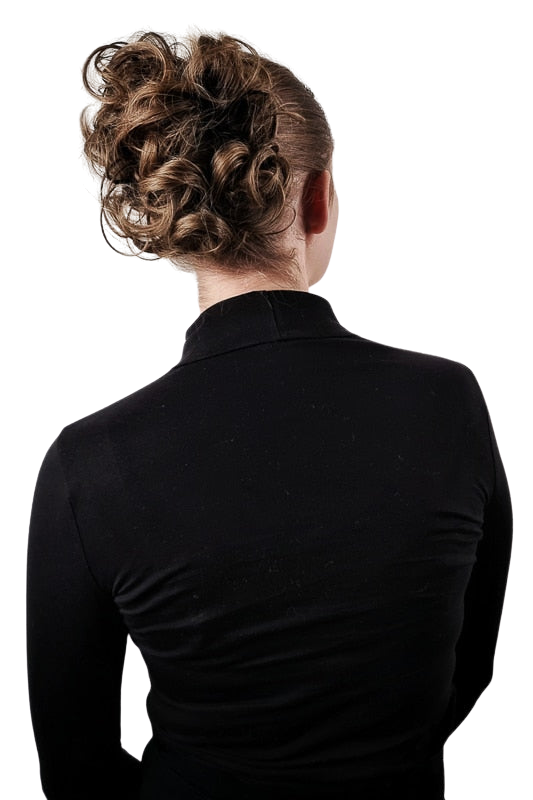 Messy bun-hårknut i mjukt lockigt hår, elegant uppsättning med naturlig volym och avslappnad stil för en chic vardagslook.