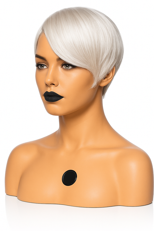 Skyltdocka med kort ljusblond frisyr, rak och modern stil.