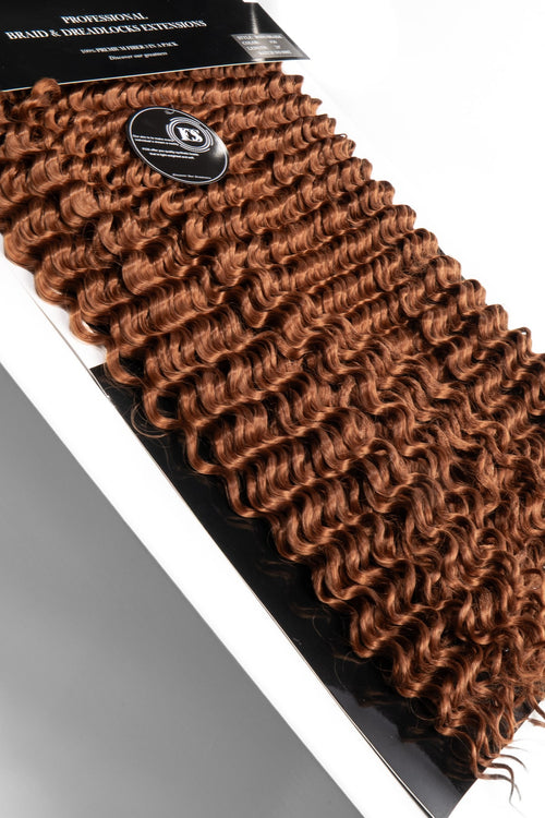 Boho Goddess Braids i kastanjebrun färg med mjuka, definierade lockar. Professionellt flätextensionspaket som ger naturlig volym, glans och en trendig bohemisk stil.