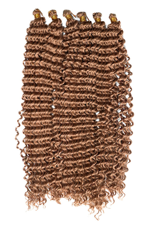 Tätt definierade Boho lockar med naturlig glans som ger volym, struktur och en levande, lyxig frisyr i karamellbrun färg.