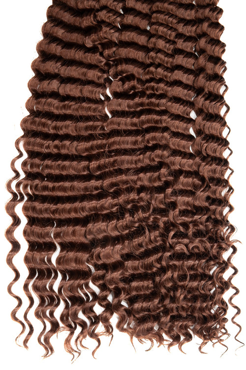 Djupbrunt boho hår med täta, spiralformade lockar och naturlig glans. Ger en fyllig, mjuk och voluminös look för flätor eller crochet frisyrer.