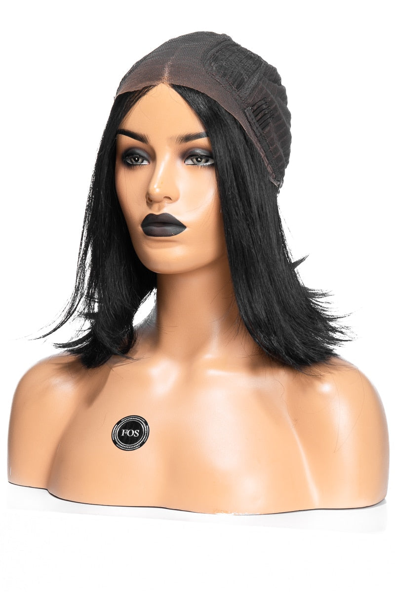 Skyltdocka med korthårig syntetisk svart peruk där lace-detaljen syns tydligt, perfekt för att visa perukens naturliga hårfäste och passform