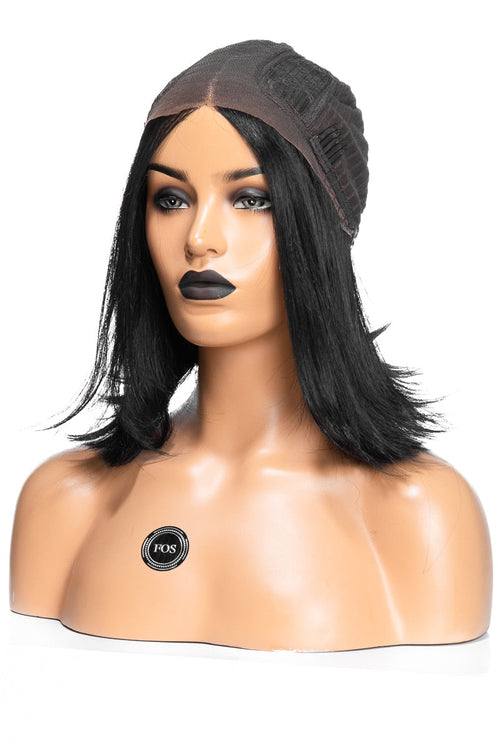 Skyltdocka med korthårig syntetisk svart peruk där lace-detaljen syns tydligt, perfekt för att visa perukens naturliga hårfäste och passform