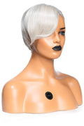Kort, vit peruk med en damklippt stil och snedbena. Håret är jämnt klippt och faller mjukt för en elegant och sofistikerad look.