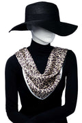 Polyester scarf i djärvt leopard mönster i jordnära färger.