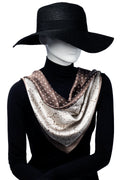Lyxig siden liknande scarf i brun och beige ton med prickigt och floralt mönster. Elegant glansig yta som ger en tidlös, sofistikerad känsla, perfekt att bära runt halsen, i håret eller som accessoar till väskan.