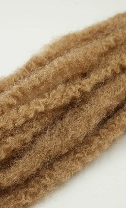 Afro kinky hår i färg #27 med fyllig volym och naturlig lockstruktur. Perfekt för dreadlocks, twists eller afrostyling med realistisk känsla.