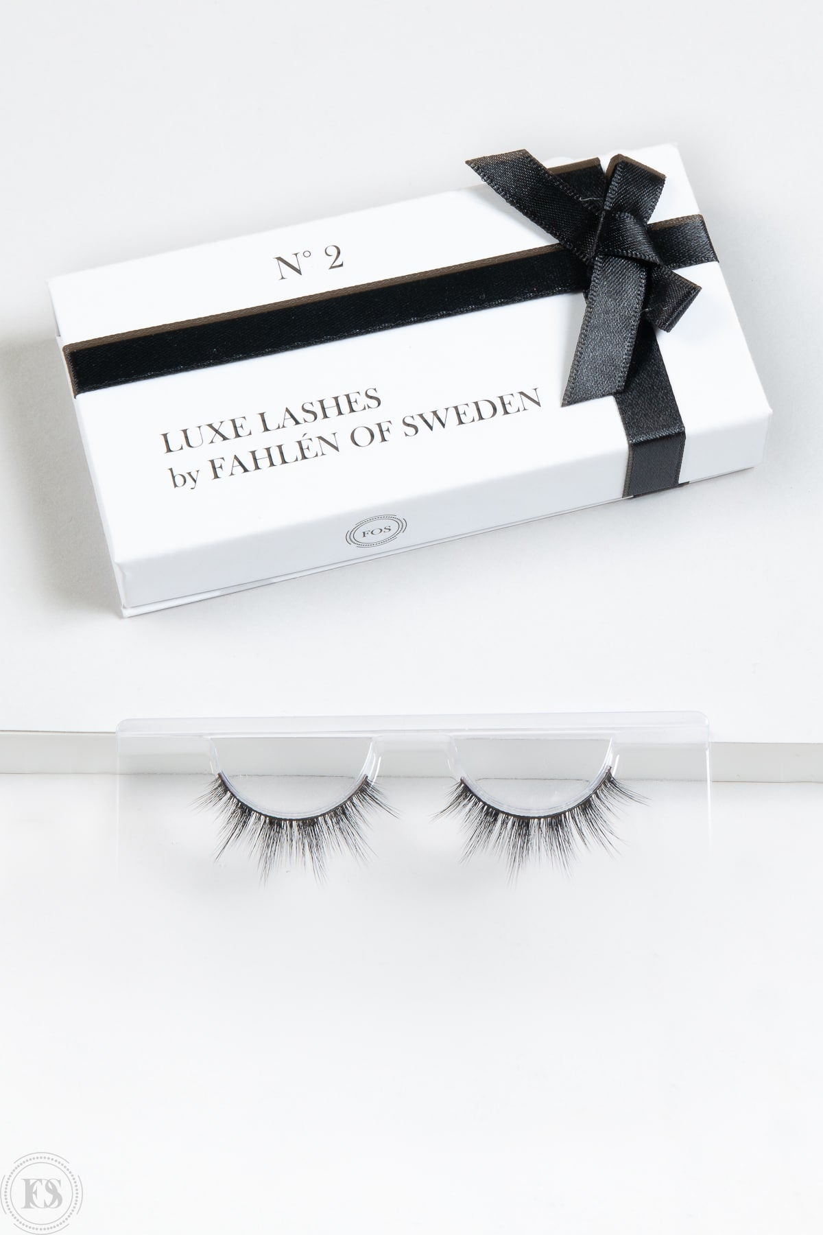 Eleganta lösögonfransar i en vit ask med svart band och texten Luxe Lashes by Fahlén of Sweden No. 2