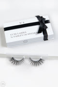 Lösögonfransar i en vit ask med svart band och texten Luxe Lashes by Fahlén of Sweden No. 8, placerade framför förpackningen på ett vitt underlag.