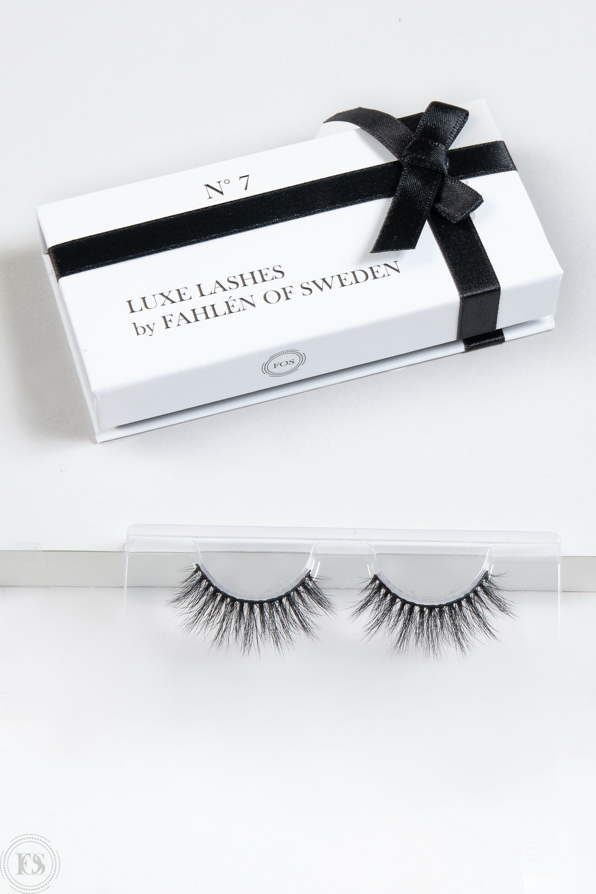 Eleganta lösögonfransar i en vit ask med svart band och texten Luxe Lashes by Fahlén of Sweden No. 7.