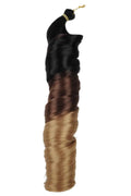 "Produktbild av syntetiska French curls hårförlängningar med ombre-effekt, som visar lockig textur och övergång från mörk till ljus färg.