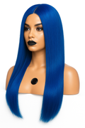 Klarblå peruk på skyltdocka, elegant lång frisyr med mittbena.