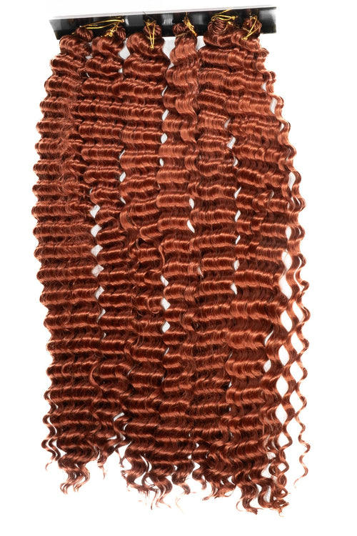 Djup kopparfärgade hårförlängningar med täta spiralformade lockar och naturlig glans. Lätt och mjukt syntetiskt hår, perfekt för boho-braids, crochet eller kreativa frisyrer med volym.