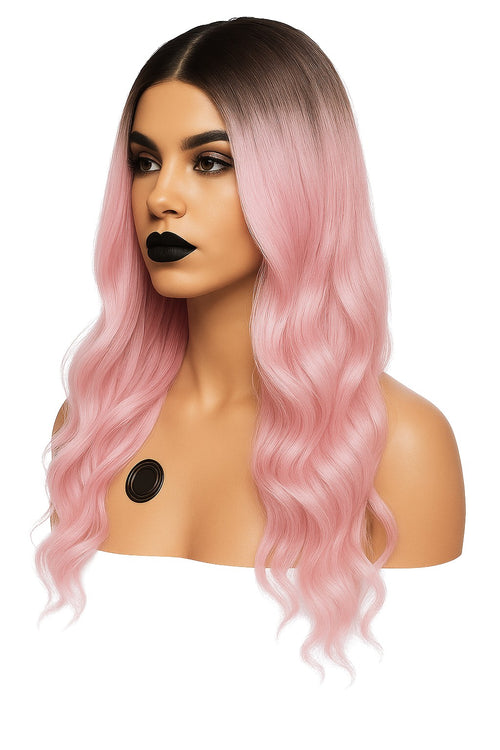 Lång vågig peruk i rosa med mörk utväxt, mittbena och naturlig glans för en modern look.