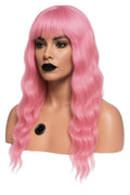 Bubblegum rosa peruk med mjuka vågor och lugg. Fylligt, lekfullt hår med glansig finish som ger en trendig, feminin look.
