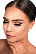 Närbild på kvinna med elegant makeup i guld- och kopparnyanser, bärandes fylliga och dramatiska lösögonfransar som framhäver ögonen.