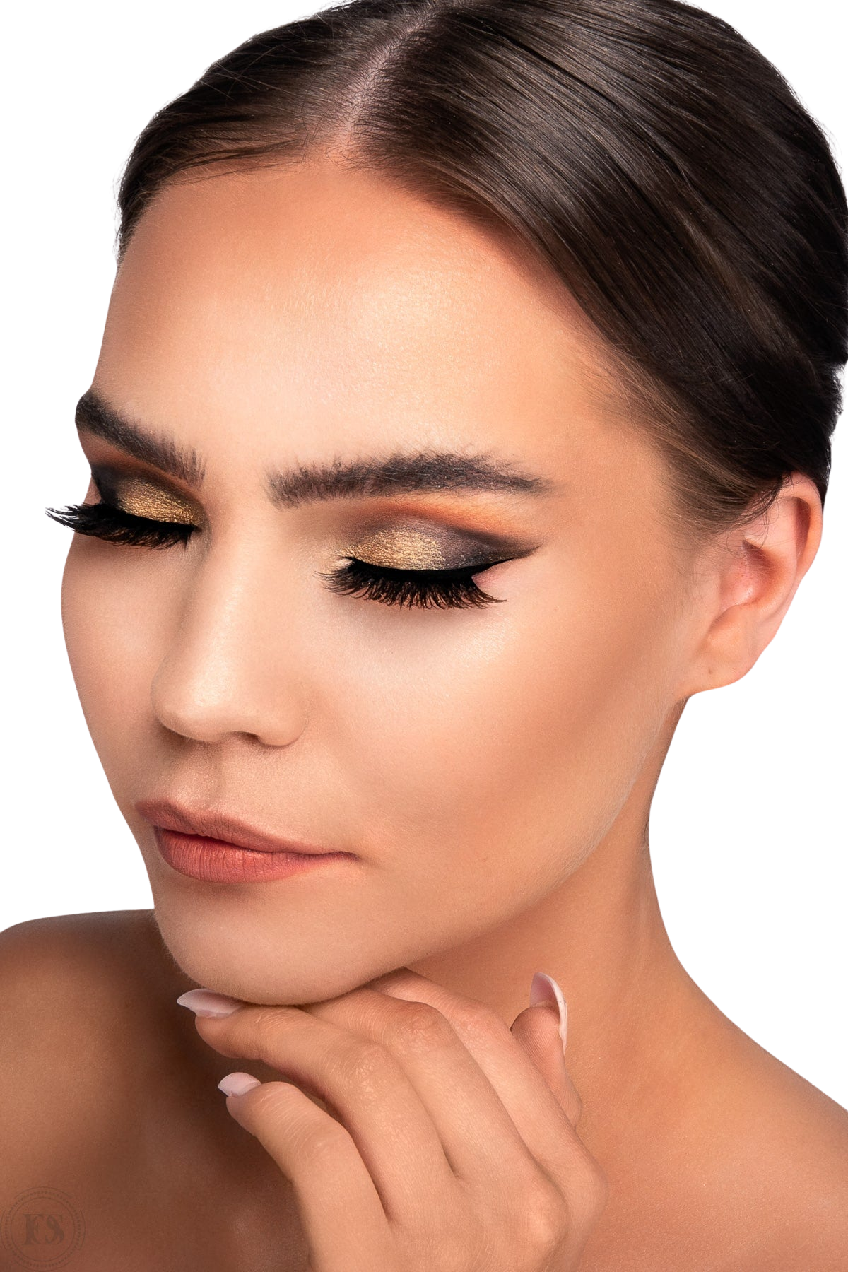 Närbild på kvinna med elegant makeup i guld- och kopparnyanser, bärandes fylliga och dramatiska lösögonfransar som framhäver ögonen.