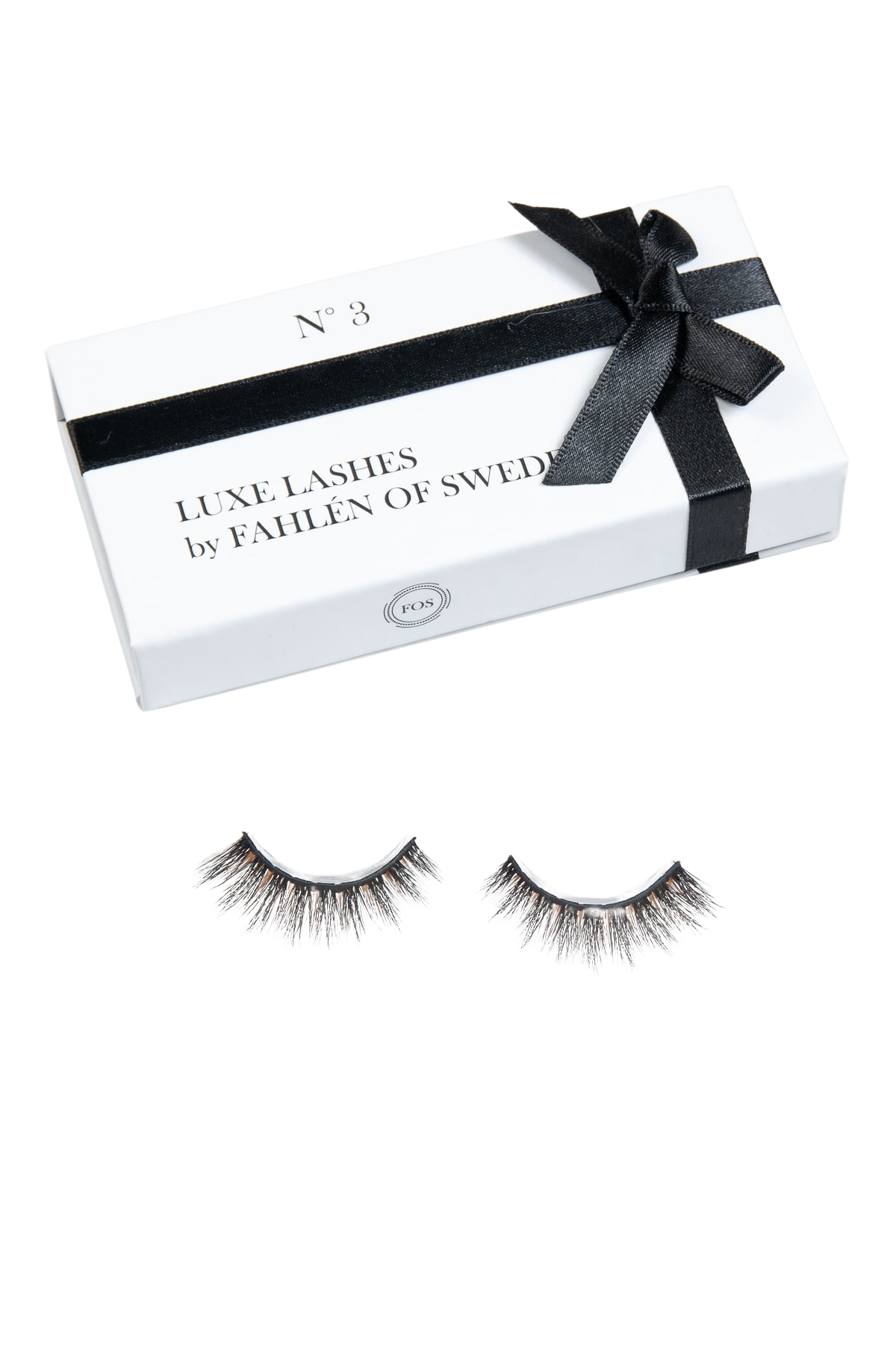 Lyxigt set med lösögonfransar från Fahlén of Sweden, levererade i en vit ask med svart band .en sofistikerad design som speglar exklusivitet och kvalitet.