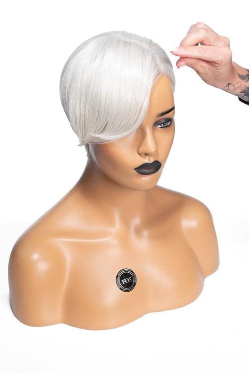 Kort, vit peruk med en damklippt stil och snedbena. Håret är jämnt klippt och faller mjukt för en elegant och sofistikerad look.